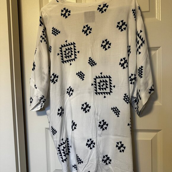 NWOT Soleil Beach Cover Up in white and blue - Picture 3 of 3